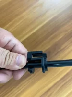 Poste / varilla de fibra de vidrio con aisladores ajustables para alambre y cinta - Altura total 110 cm. - Imagen 5